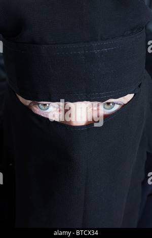 Frau in Burka Stockfoto