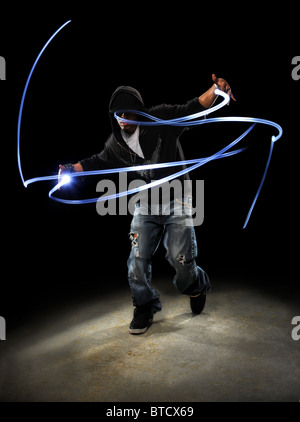 Afrikanische amerikanische Hip-Hop-Tänzer mit LED leuchtet Malerei Muster Stockfoto