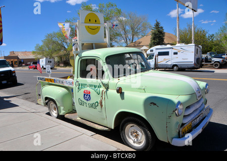 Antike grüne LKW Engel und Vilma Delgadillo Geschenk Shop Seligman Arizona Route 66 Stockfoto