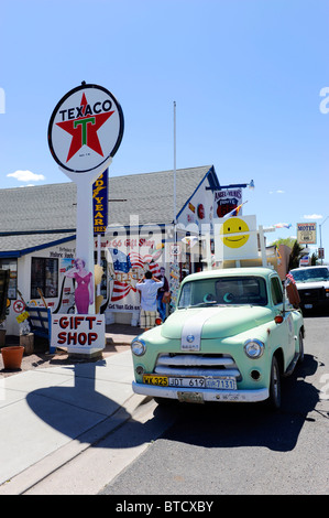 Antike grüne LKW Engel und Vilma Delgadillo Geschenk Shop Seligman Arizona Route 66 Stockfoto