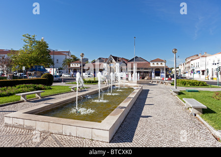 Infante Santo Quadrat in Santarém, Portugal. In den Rücken, die Markthalle. Stockfoto