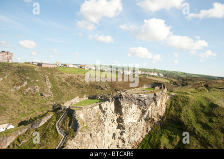 Die äußeren und oberen Stationen von der zerstörten Tintagel Castle, Cornwall, England, UK Tintagel Dorf können in der Ferne gesehen werden. Stockfoto