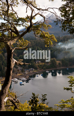 Blick von einem Aussichtspunkt in Los Mapuches N Park von Bahia Mansa und in Villa La Angostura, See Nahuel Huapi, Patagonien, Argentinien. Stockfoto