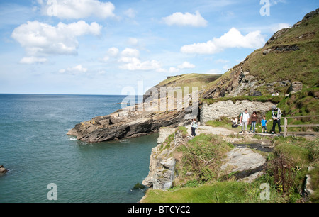 Tintagel Haven an der kornischen Küste von Tintagel Castle betrachtet. Tintagel, Cornwall. Stockfoto