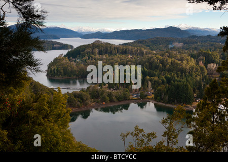 Ansicht aus Sicht von Bahia Mansa und Bahia Brava in Villa La Angostura, See Nahuel Huapi, Patagonien, Argentinien-Landschaft. Stockfoto