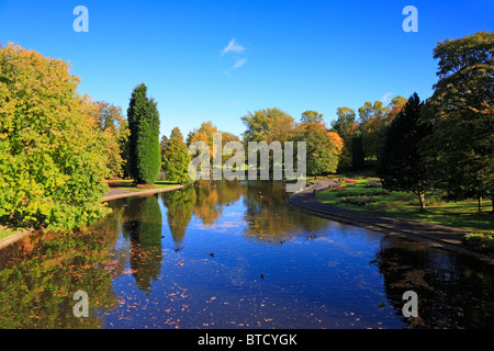 Boating Lake in Thompson Park im Herbst, Burnley, Lancashire, England, UK. Stockfoto