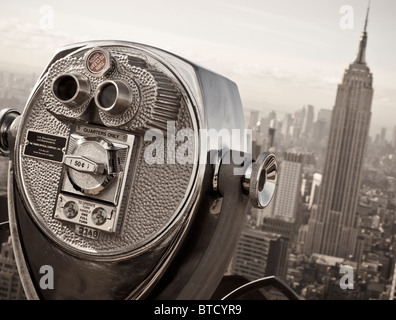 Blick auf Empire State Building vom oberen Rand der Rock Aussichtsplattform am Rockefeller Center in Manhattan New York City USA Stockfoto