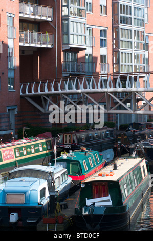 Apartment Komplex über den Kanal im King Edward's Wharf in Birmingham, UK. Stockfoto