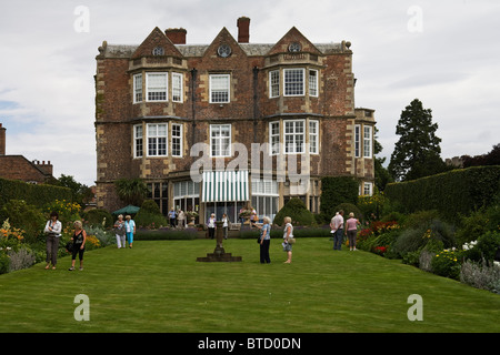 Die Gärten und die Halle in Goldsborough Hall, Nr Knaresborough, Yorkshire. Stockfoto