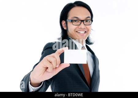 Glückliche junge Geschäftsmann hielt eine leere Karte Stockfoto