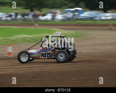 Ein langsam schwenken eines schnellen Autos. Stockfoto