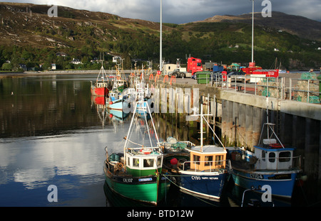 Fischerboote im Hafen von Ullapool Schottland günstig chartern ab Mai 2007 Stockfoto