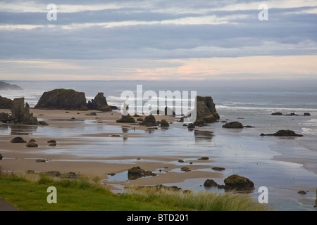 Ebbe im Bandon Beach mit Seastacks auf der Pazifik-Küste von Bandon-Oregon Stockfoto