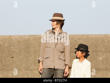 Vater und Sohn auf der Suche zur Seite Stockfoto