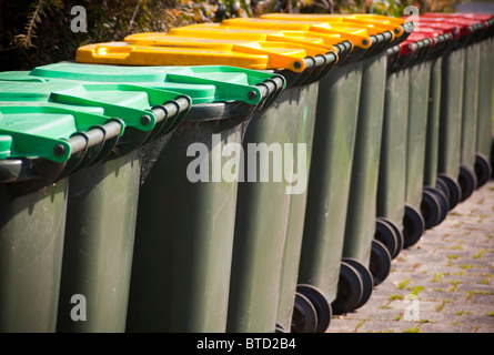 Reihe von großen grünen Wheelie-Behälter für Abfall Stockfoto