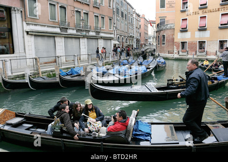 Touristen fotografieren in einer Gondel in Venedig. Stockfoto