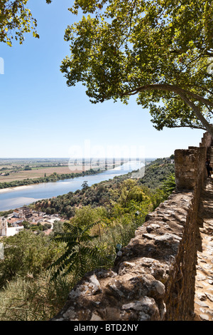 Tejo (Rio Tejo) und die Leziria Landschaft gesehen von Portas Sol Belvedere. Santarém, Portugal. Stockfoto