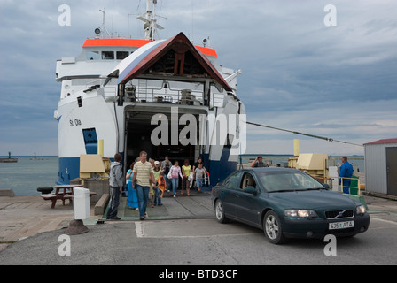 Fähre von Hiiumaa aussteigen bei Rohuküla, Estland Stockfoto
