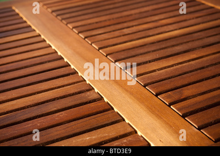 Dünnes Holz Lamellen Form sich wiederholende Muster auf einer Tischplatte Stockfoto