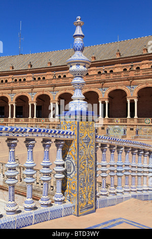 Detail einer gefliesten Brücke an der Plaza de España in Sevilla, Spanien Stockfoto