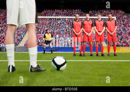 Freistoß während eines Fußballspiels Stockfoto