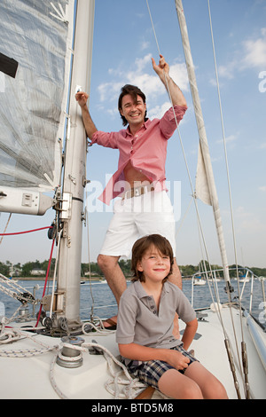 Vater und Sohn an Bord der Yacht, Porträt Stockfoto