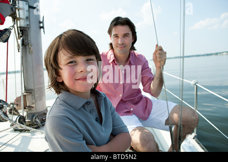 Vater und Sohn an Bord der Yacht, Porträt Stockfoto