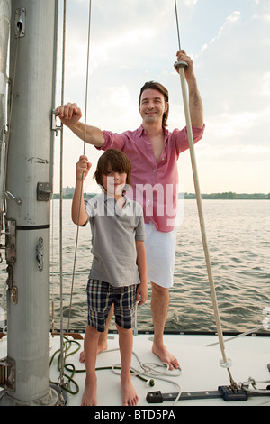 Vater und Sohn an Bord der Yacht, Porträt Stockfoto