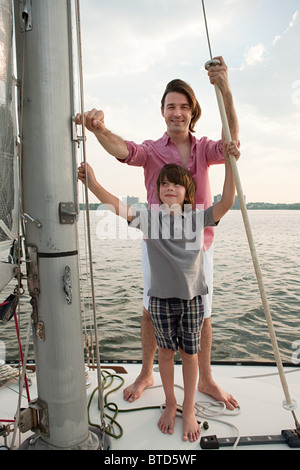 Vater und Sohn an Bord der Yacht, Porträt Stockfoto