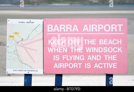 Warnschild am Strand Start- und Landebahn Flughafen Isle of Barra Barra Äußere Hebriden Schottland juni 2007 Stockfoto