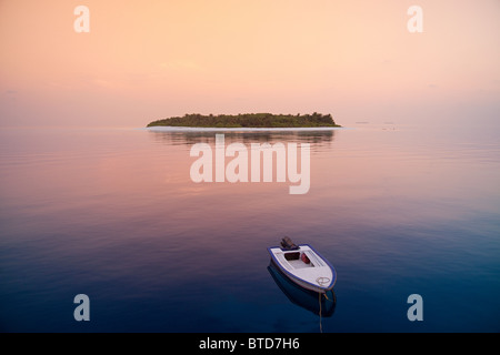 Boot auf dem Meer, Havodigalaa Insel, Süd Huvadhu Atoll, Malediven Stockfoto