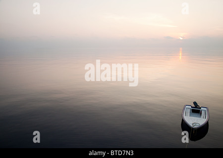 Boot auf dem Meer, Havodigalaa Insel, Süd Huvadhu Atoll, Malediven Stockfoto