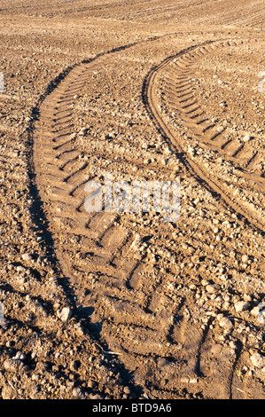 Traktor-Reifen Spuren im Feld-Hof - Frankreich. Stockfoto