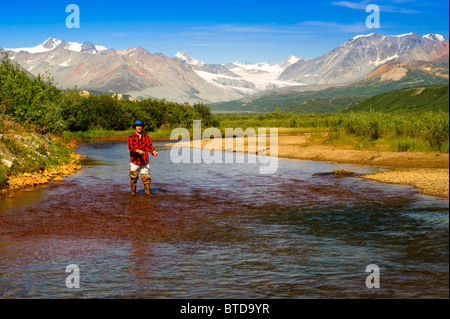 Mann-Fliegenfischen in Gunn Creek am Richardson Highway mit Gulkana Gletscher und die Alaska Range im Hintergrund, Alaska, Stockfoto