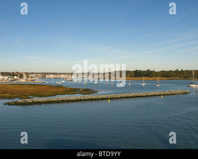 Rock Wellenbrecher am Eingang zum Hafen von Lymington Hampshire England UK Stockfoto