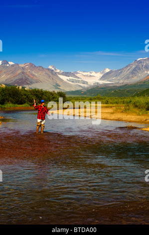 Mann-Fliegenfischen in Gunn Creek am Richardson Highway mit Gulkana Gletscher und die Alaska Range im Hintergrund, Alaska, Stockfoto