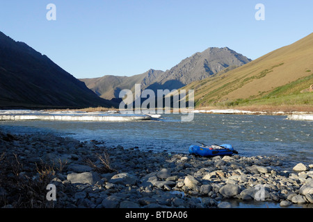 Malerische Aussicht auf einem Floß gestrandet am Flussufer des Kongakut Flusses mit Rest Eis schmelzen, ANWR, Arktis Alaska, Sommer Stockfoto