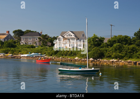 Boote und Häuser am Wasser in Cape Cod Dorf von Woods Hole Stockfoto