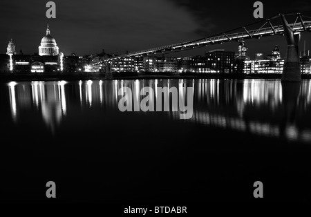 Blick über die Themse an der Millennium Bridge, St. Pauls Cathedral und der City of London, UK Stockfoto