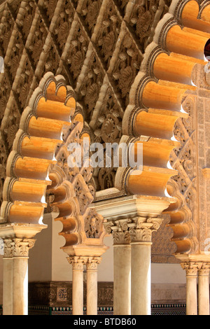 Detail der islamischen Architektur an den Hof der Jungfrauen auf der Alcazar von Sevilla in Sevilla, Spanien Stockfoto