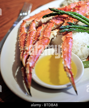 Nahaufnahme von Bering Sea King Crab Legs im Gletscher Brauhaus Restaurant in Downtown Anchorage, Alaska Southcental Stockfoto