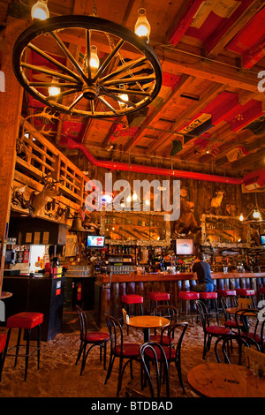 Tourist sitzt an der Bar des Red Dog Saloon in Juneau, Alaska Southeast, Sommer Stockfoto