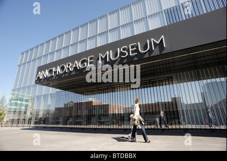 Blick auf den Westeingang des Anchorage Museum Rasmus Center in der Innenstadt von Anchorage, Alaska Yunan, Sommer Stockfoto