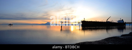 Blick auf den Sonnenuntergang von einem russischen Öltankers vor Laden von Erdöl in der Raffinerie Kenai Tesoro Halbinsel Kenai, Alaska Stockfoto