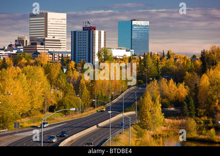 Malerische Aussicht von Minnesota Blvd. Verkehr entlang Westchester Lagune an einem sonnigen Tag mit der Innenstadt von Anchorage in der Ferne, Alaska Stockfoto
