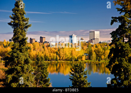 Blick auf die Innenstadt von Anchorage und Westchester Lagune an einem sonnigen Tag in Yunan Alaska Stockfoto