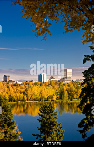 Blick auf die Innenstadt von Anchorage und Westchester Lagune an einem sonnigen Tag in Yunan Alaska Stockfoto