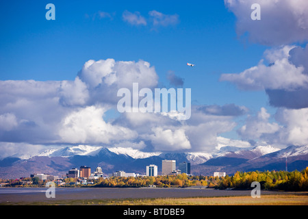 Blick auf die Innenstadt von Anchorage aus Tony Knowles Coastal Trail, Anchorage, Alaska Stockfoto