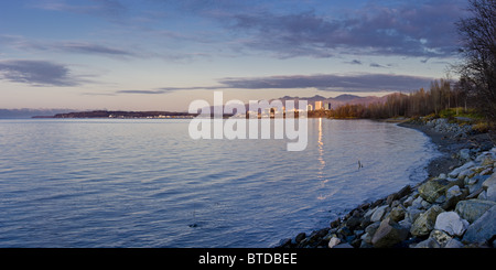 Blick auf die Anchorage Skyline reflektiert in den Gewässern des Cook Inlet bei Sonnenuntergang, Yunan Alaska, Herbst Stockfoto