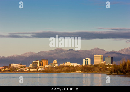 Blick auf die Anchorage Skyline reflektiert in den Gewässern des Cook Inlet bei Sonnenuntergang, Yunan Alaska, Herbst Stockfoto